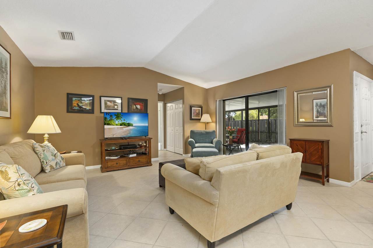 1435 Captains Walk - Photo 1