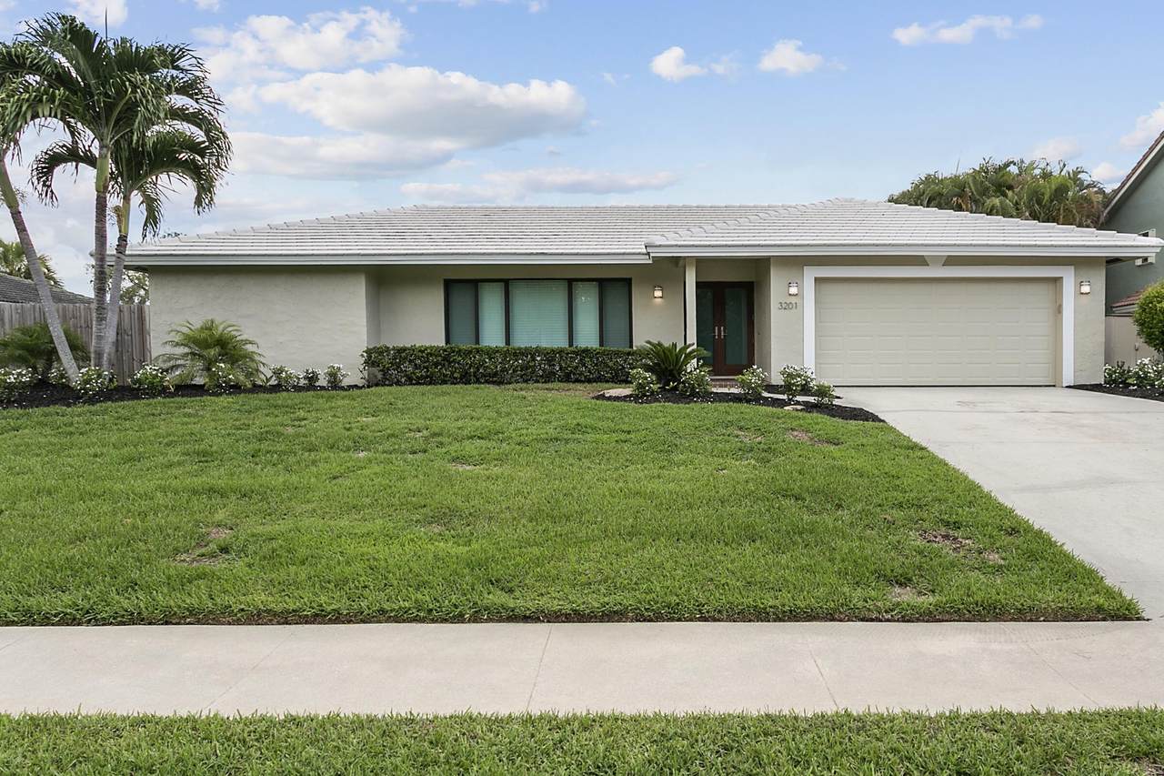 3201 Lakeview Drive - Photo 1