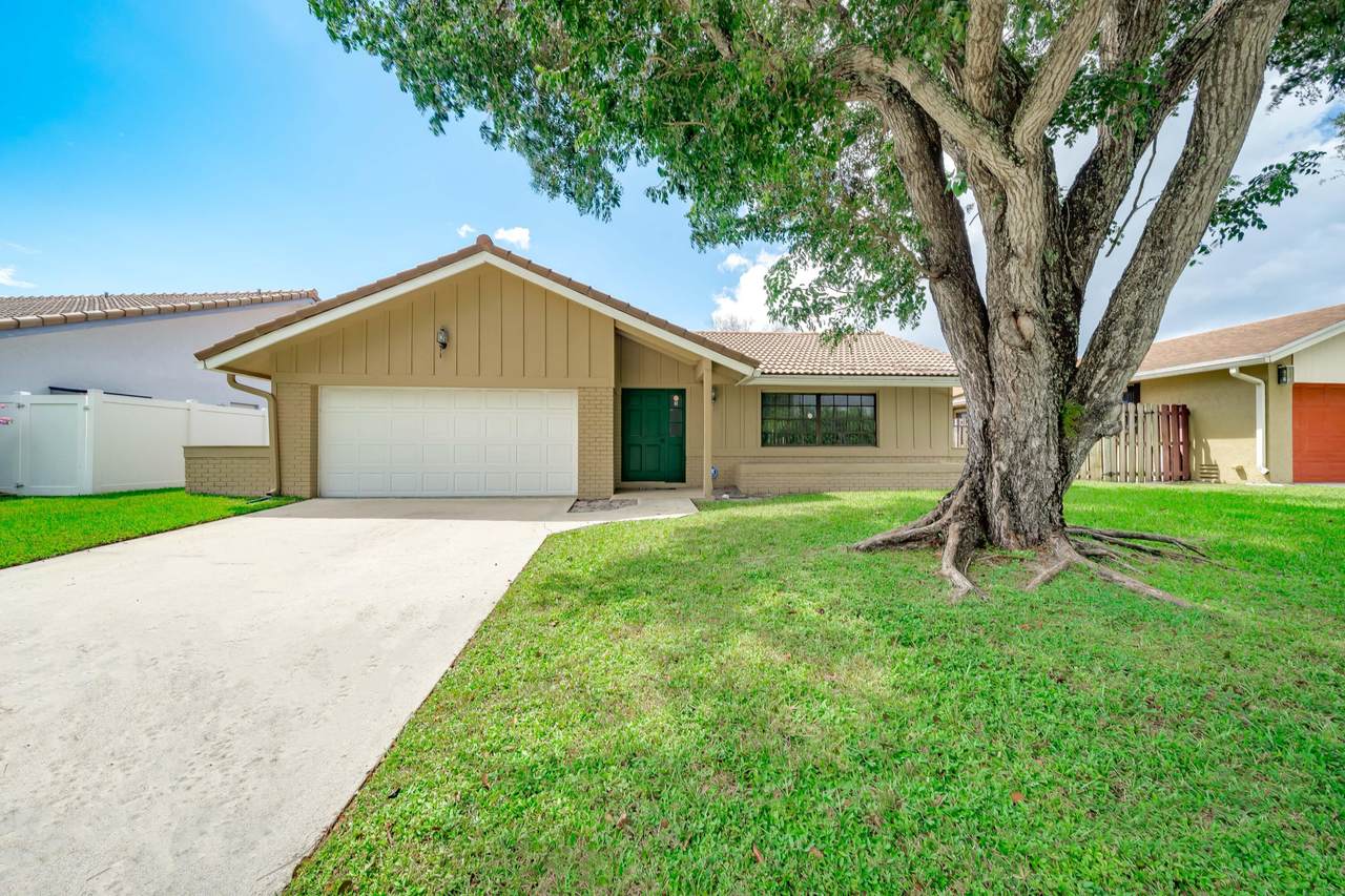 6072 Amberwoods Drive - Photo 1