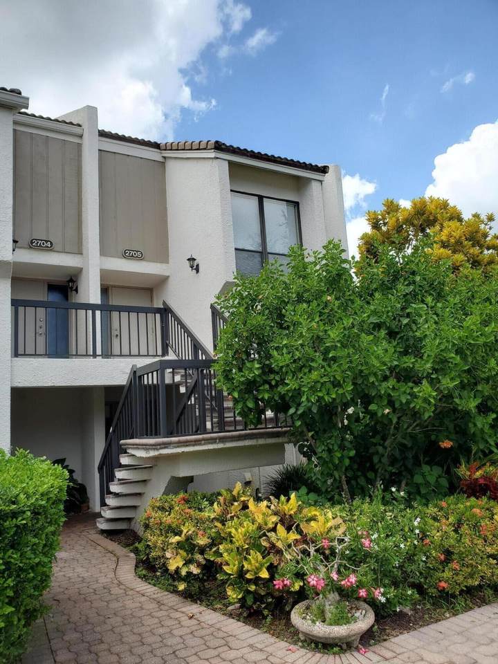 2703 Bridgewood Drive - Photo 1