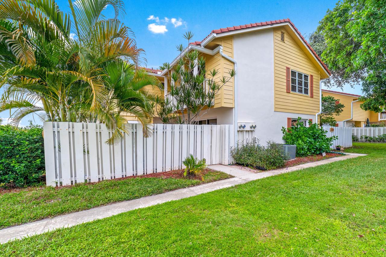 260 Seabreeze Circle - Photo 1
