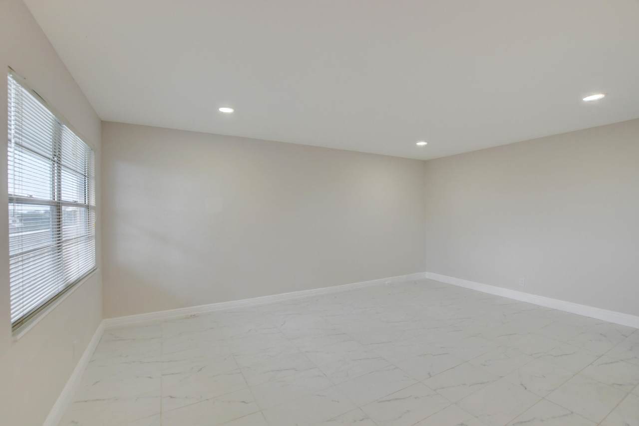 4053 Ainslie D - Photo 1