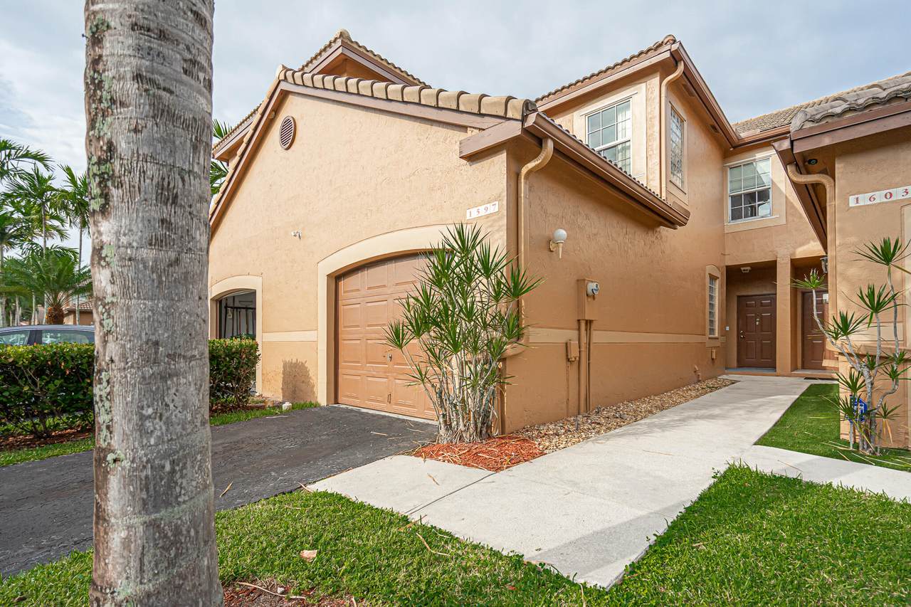 1597 Barcelona Way - Photo 1