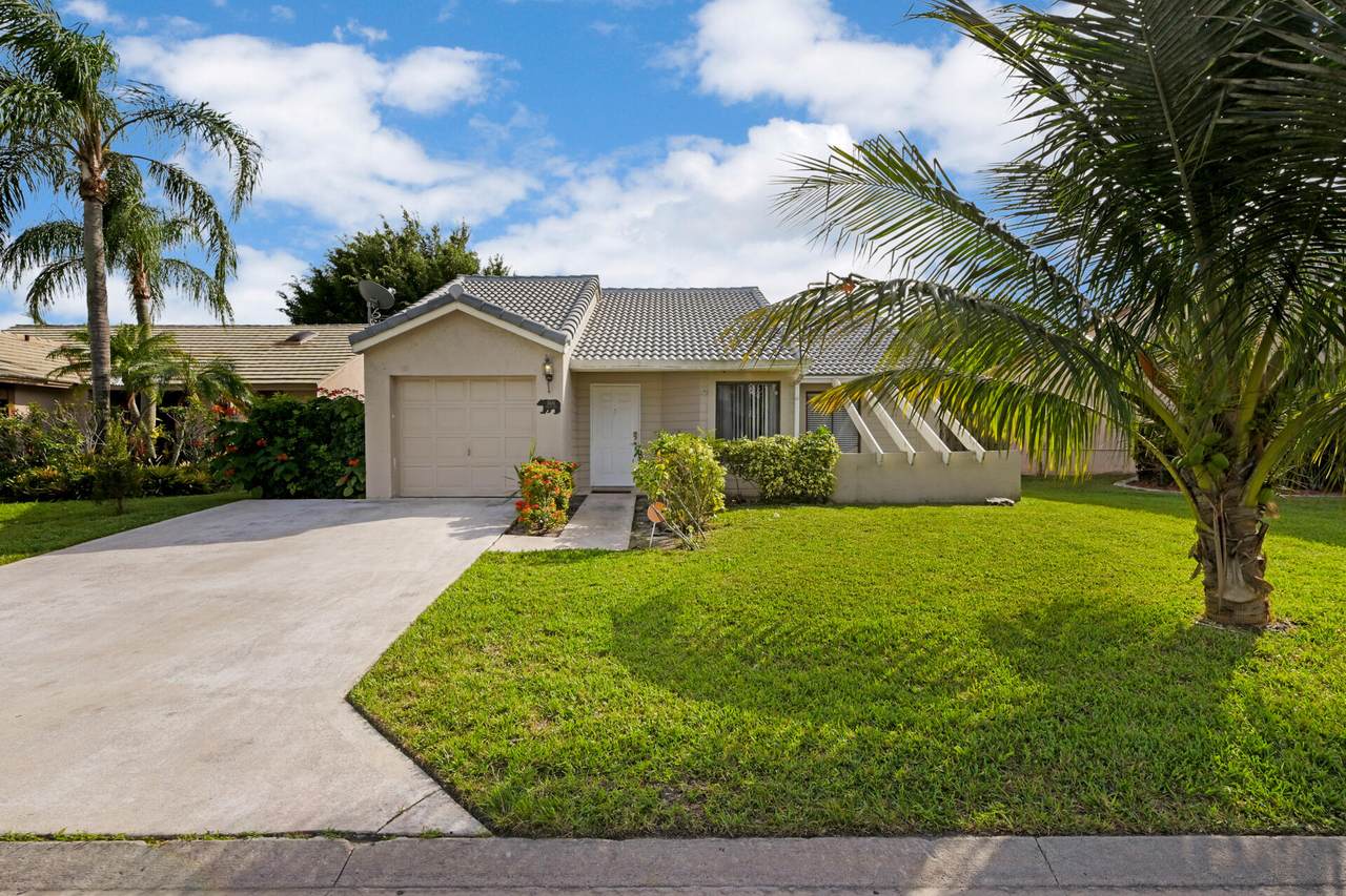 5681 Strawberry Lakes Circle - Photo 1