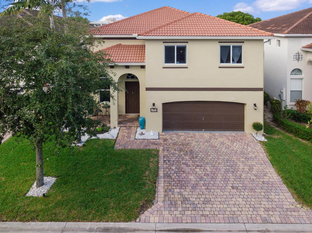 1209 Rosegate Boulevard - Photo 1