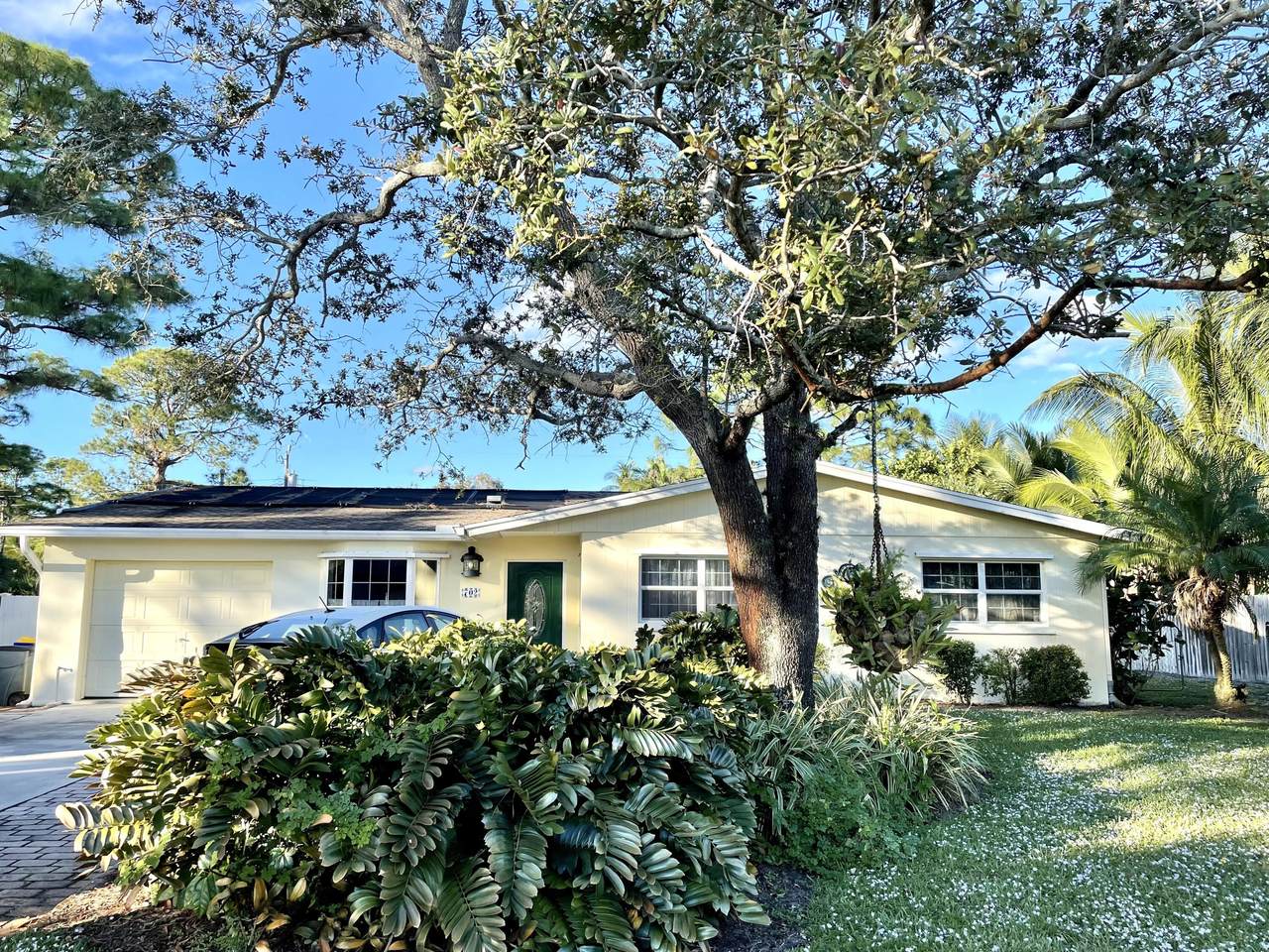 702 Sunset Drive - Photo 1