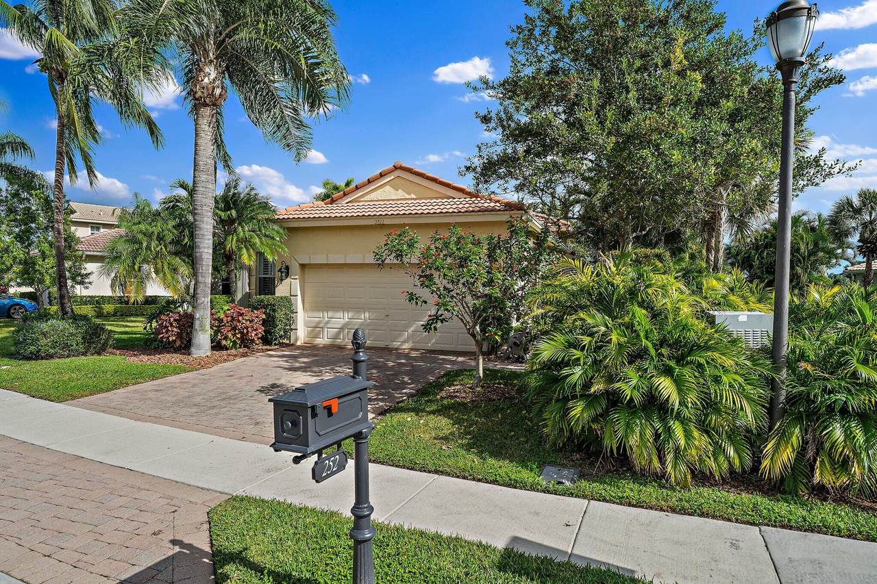 252 Isle Verde Way - Photo 1