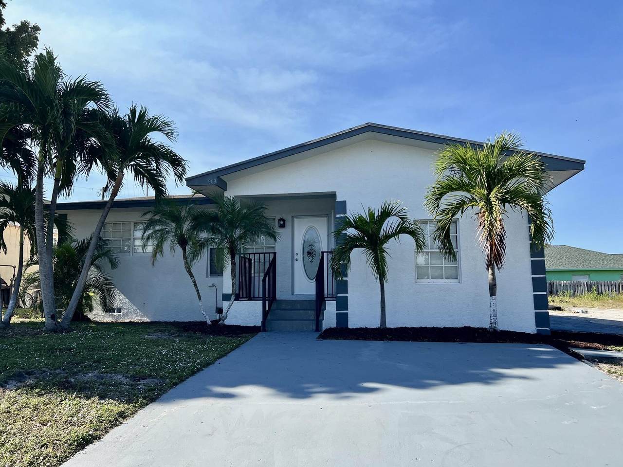 909 Avenue I - Photo 1