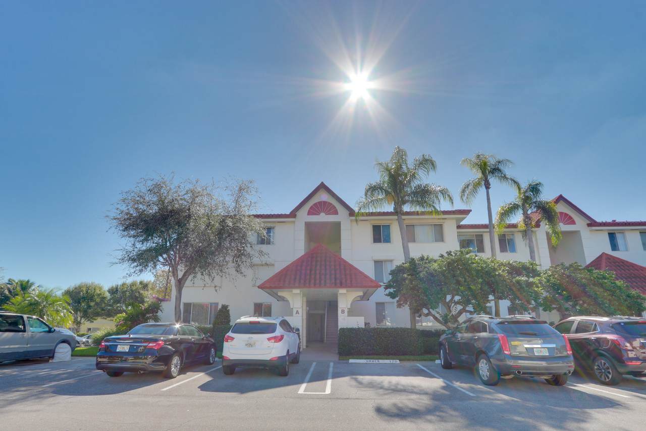 106 Half Moon Circle - Photo 1