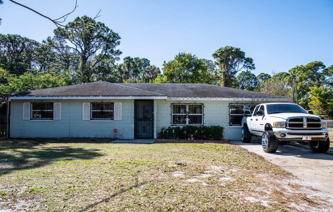 318 Essex Drive - Photo 1
