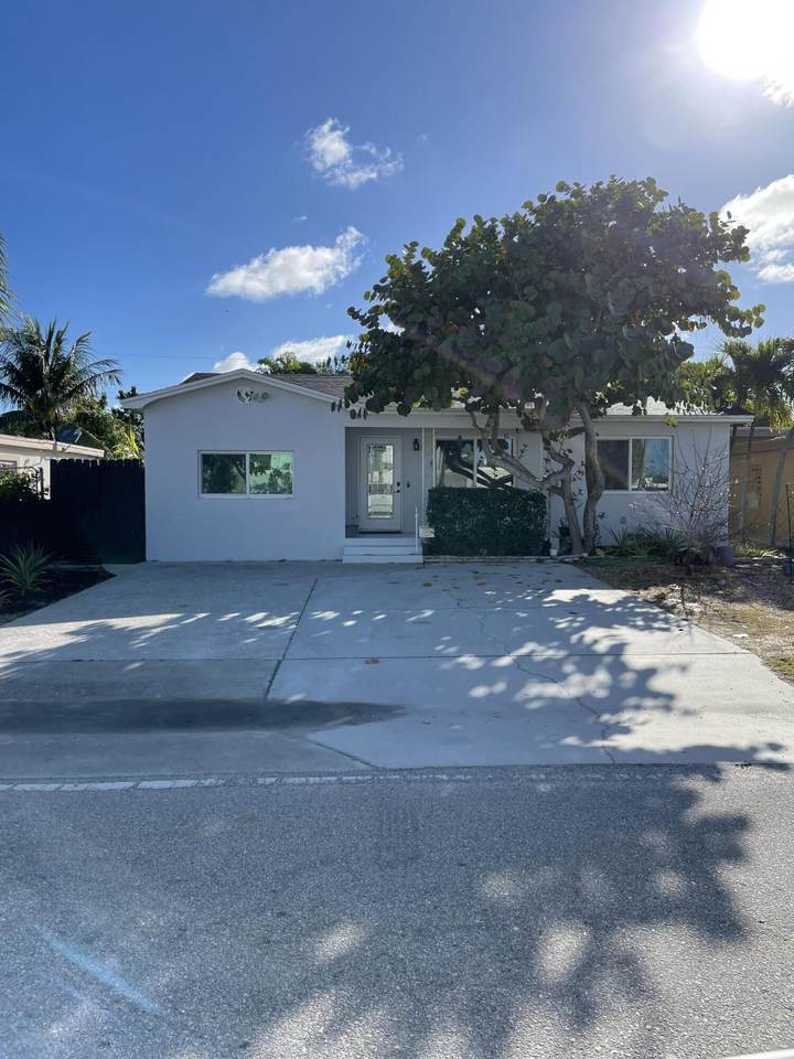 714 8th Street - Photo 1