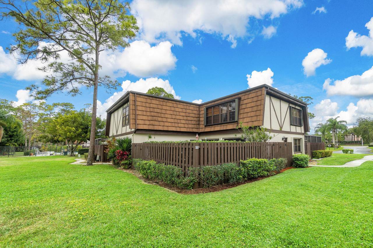 121 Weybridge Circle - Photo 1