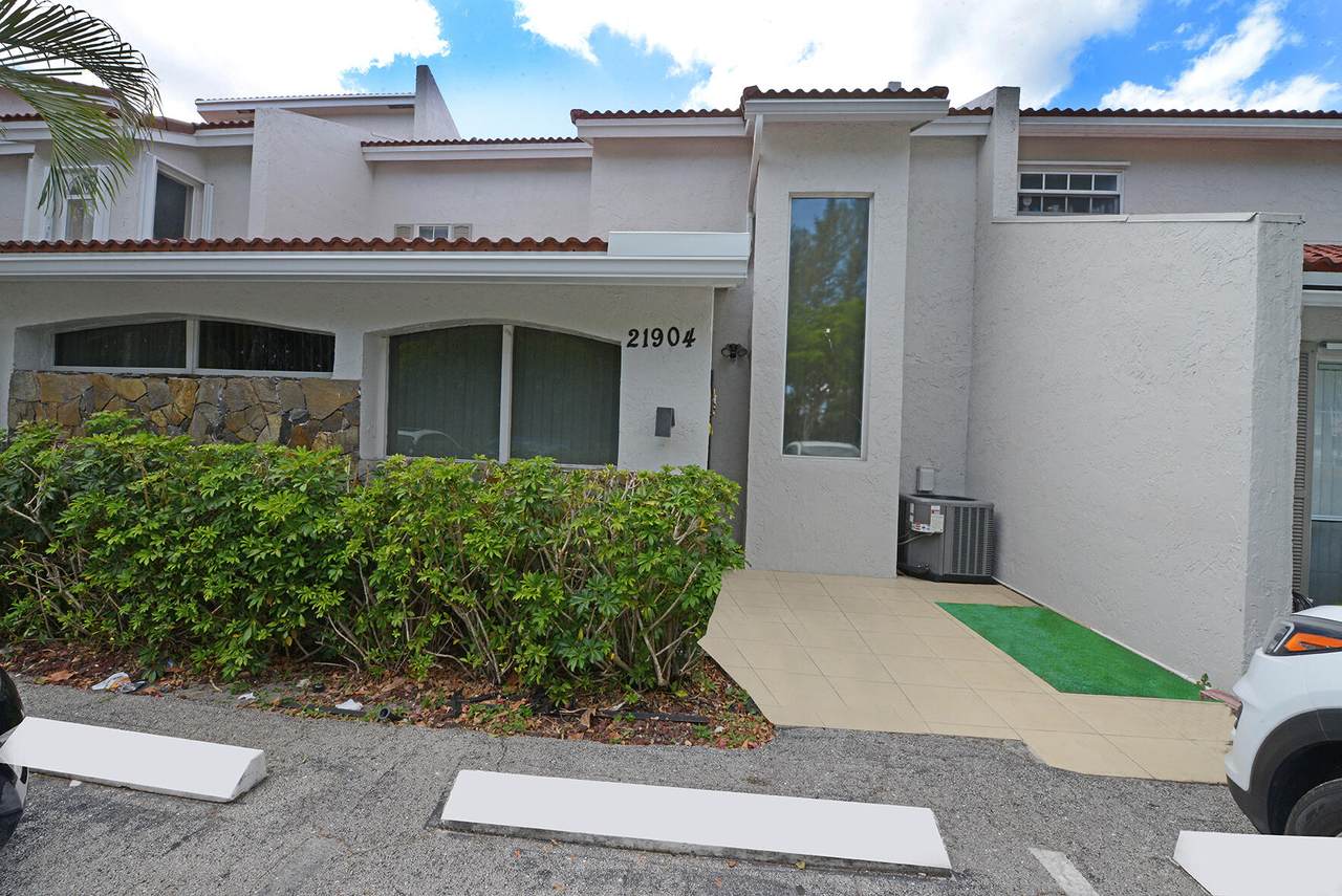 21904 Palmetto Circle North - Photo 1