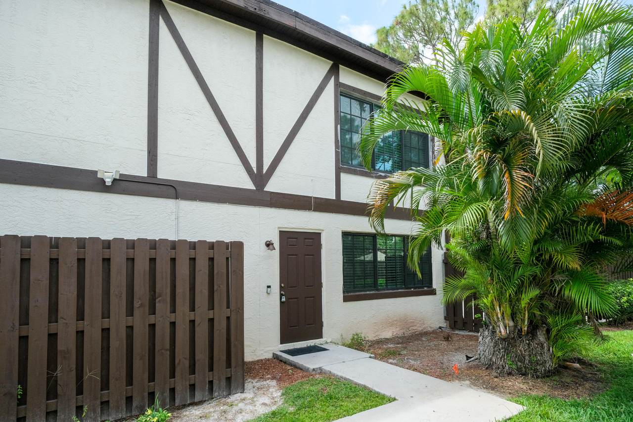 146 Weybridge Circle - Photo 1
