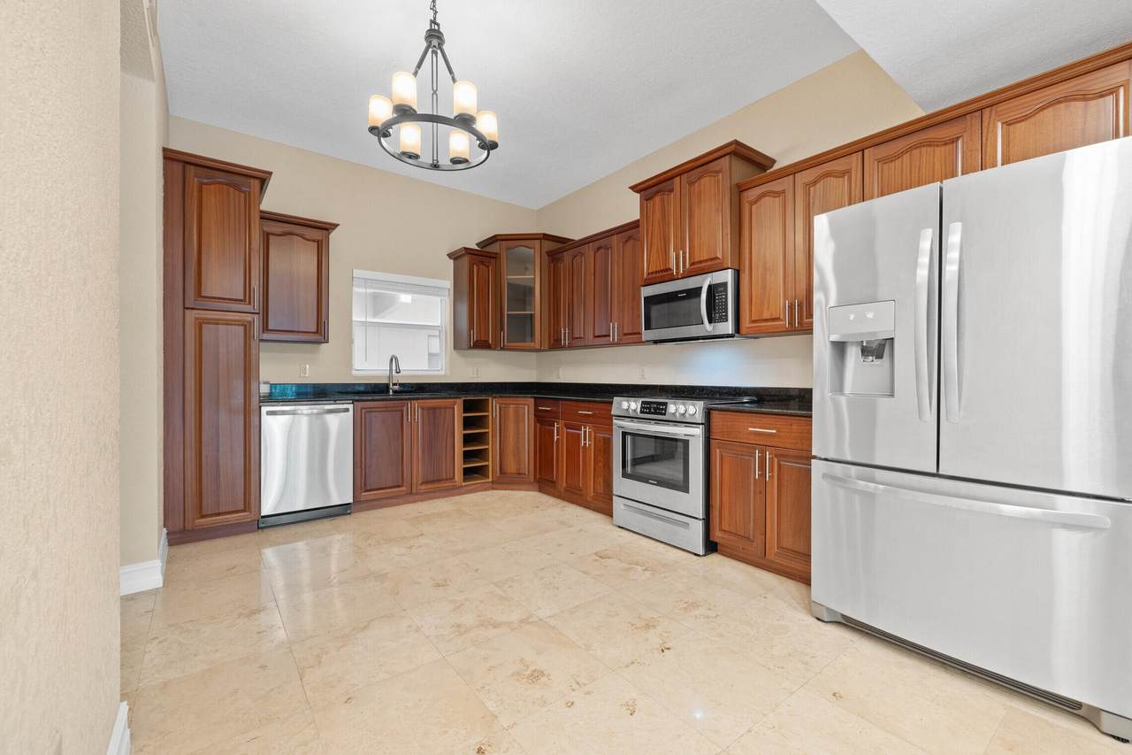 1640 Presidential Way - Photo 1