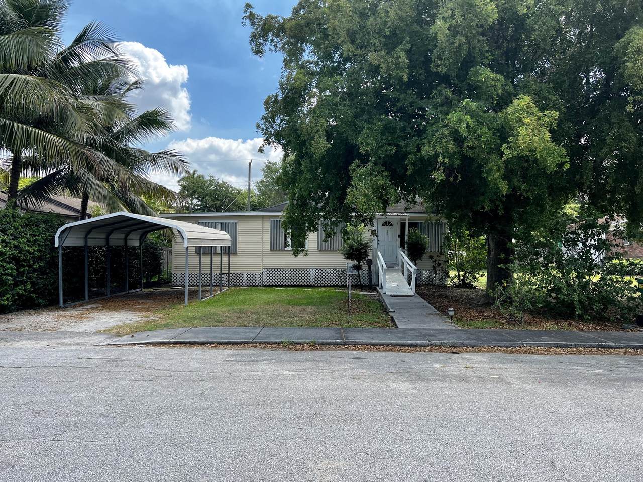 350 Banyan Avenue - Photo 1