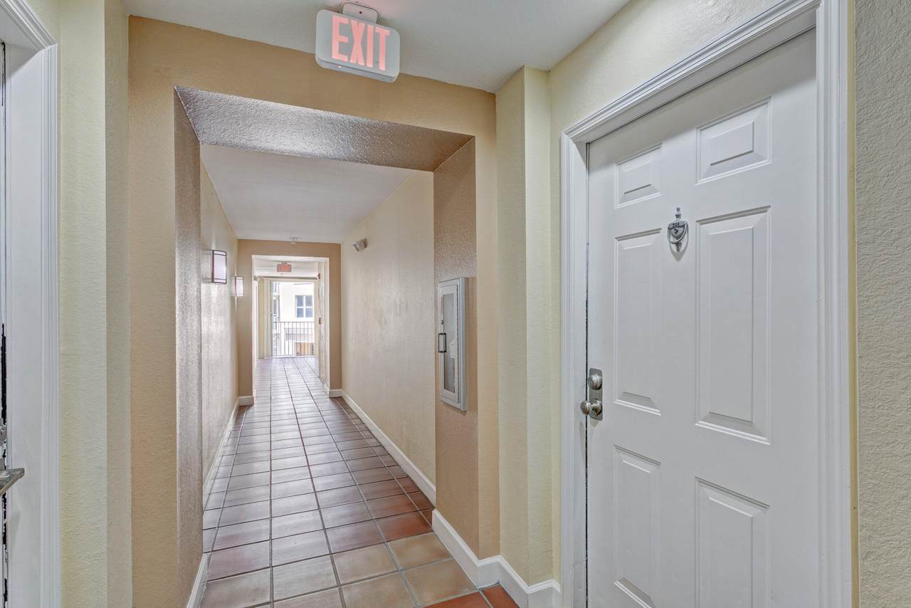 720 S Sapodilla Ave - Photo 1