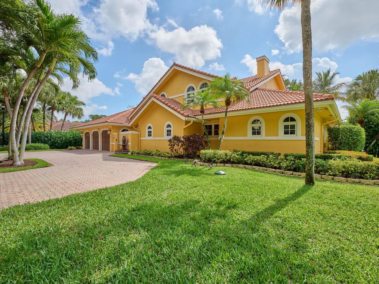 930 Parkside Circle - Photo 1