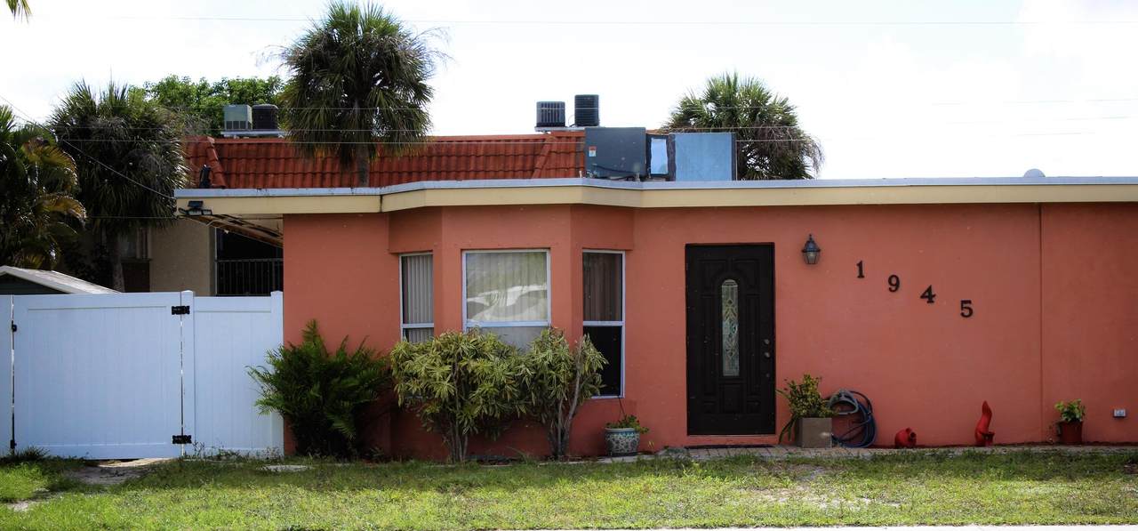 1945 Sherwood Forest Boulevard - Photo 1