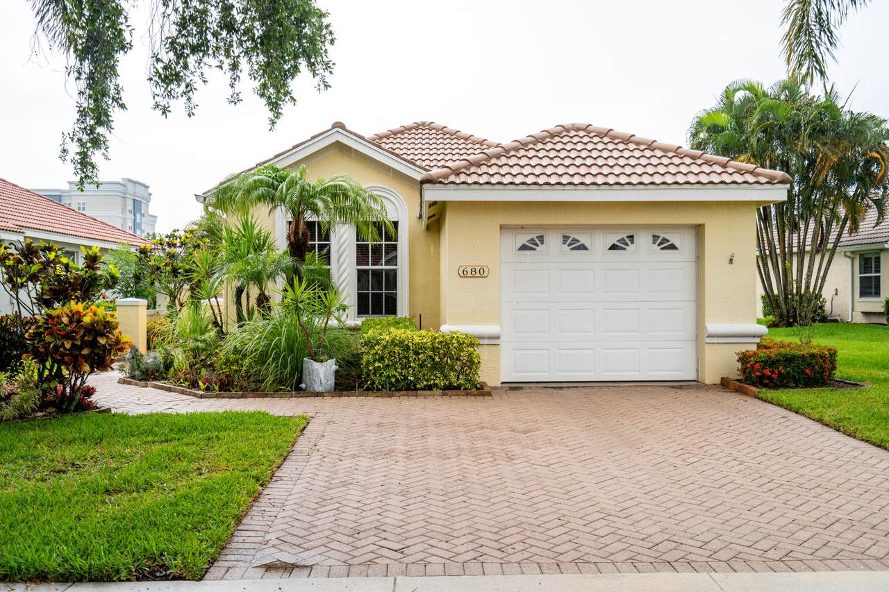 680 Treasure Cove - Photo 1
