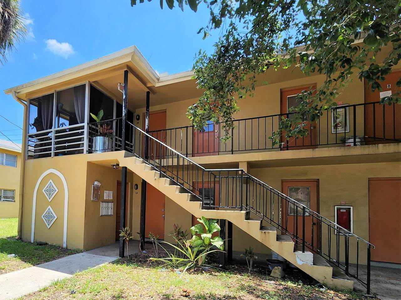 635 20th Court - Photo 1