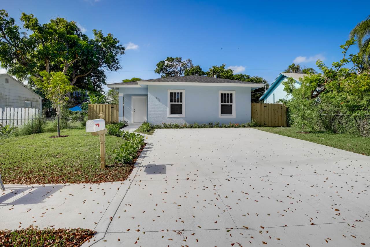 1404 7th Street - Photo 1
