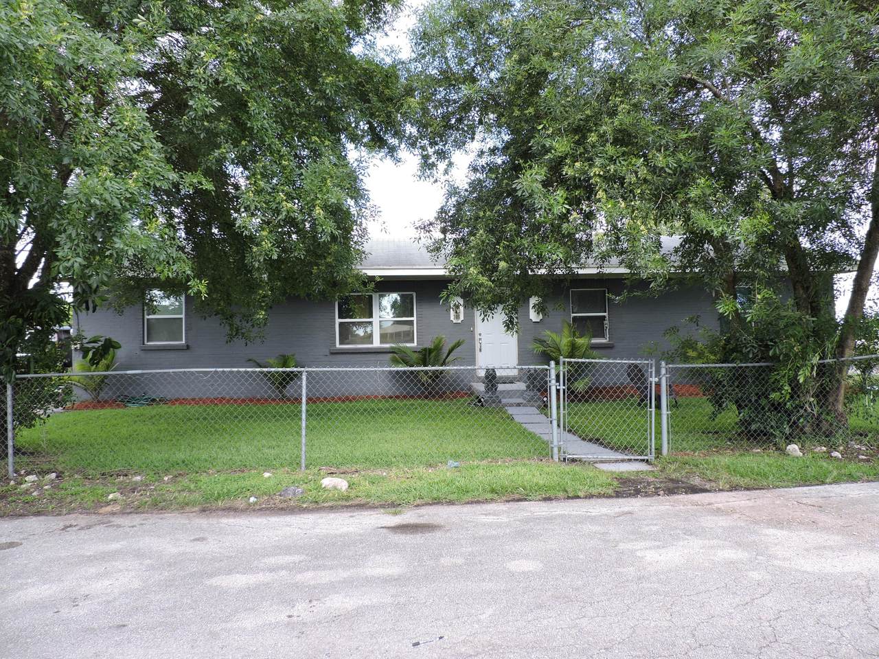 305 Steele Circle - Photo 1