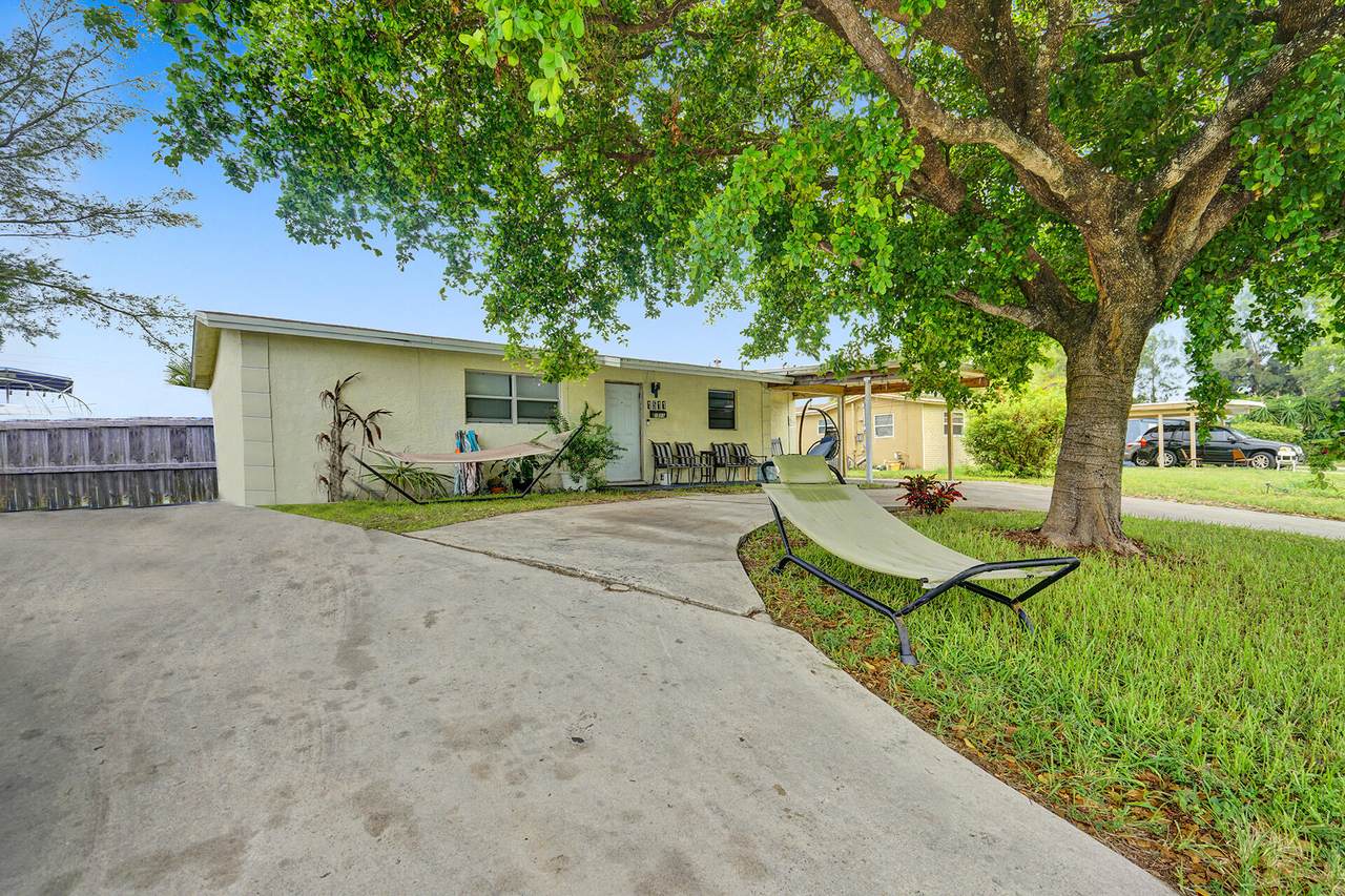 1511 Avenue H - Photo 1