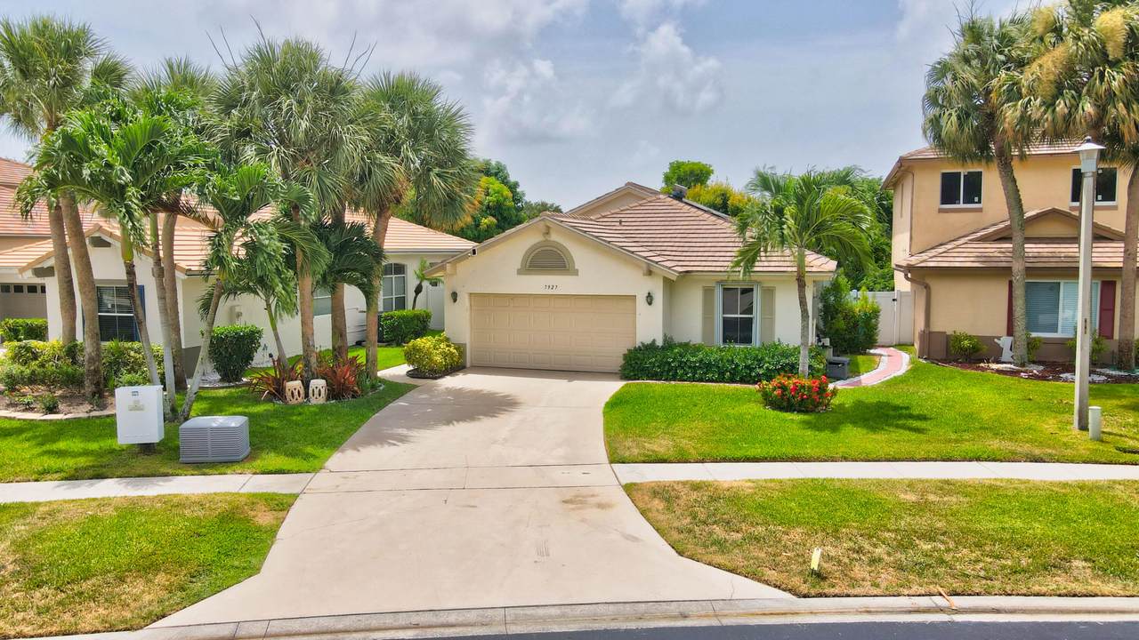 7927 Manor Forest Boulevard - Photo 1