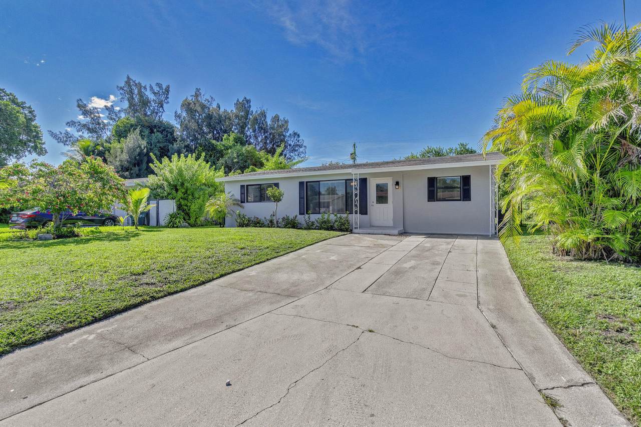 155 32nd Court - Photo 1