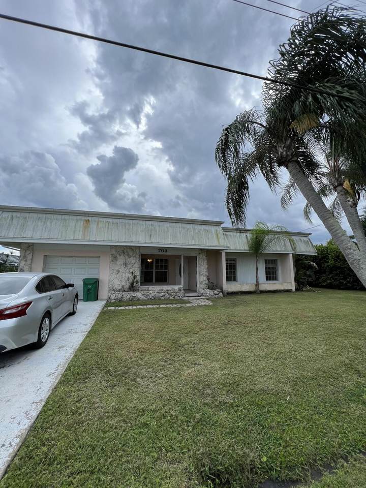 703 Calmoso Drive - Photo 1