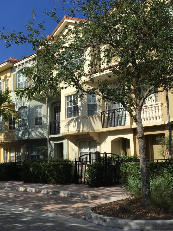 2304 Amalfi Way - Photo 1