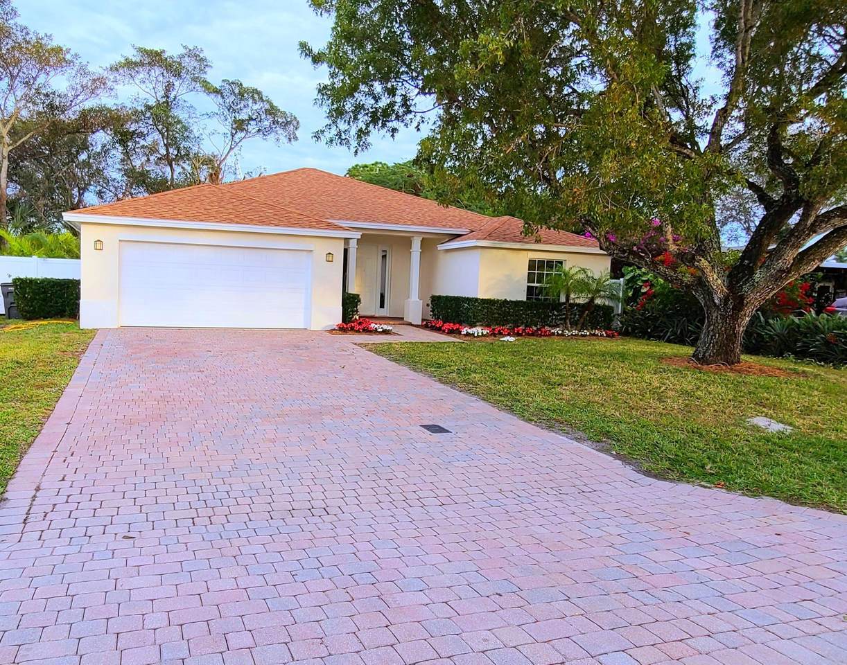 418 Pittsburgh Drive - Photo 1