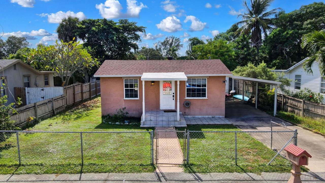 2614 Nokomis Avenue - Photo 1