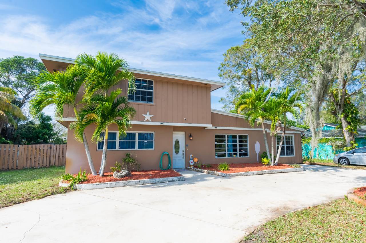 2803 Oleander Boulevard - Photo 1