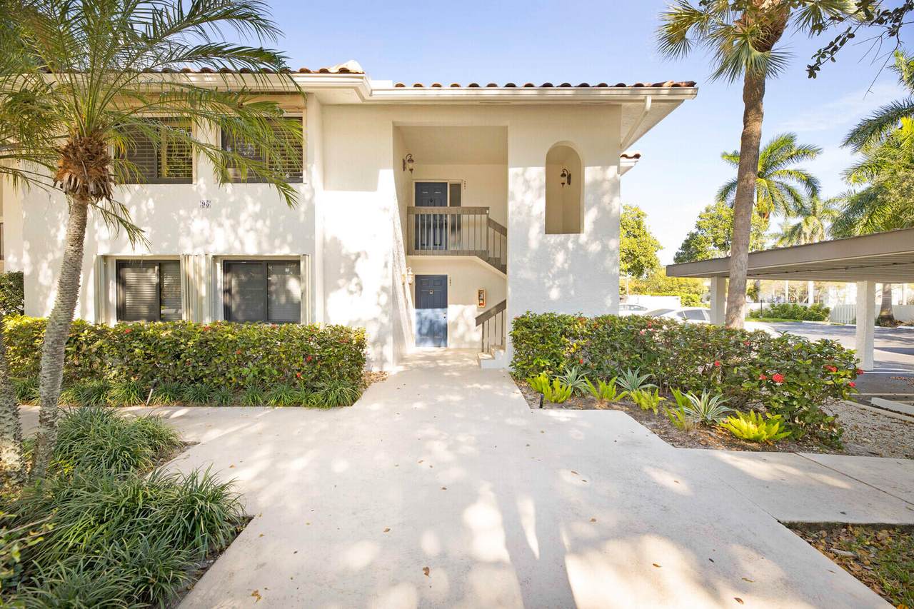 95 Pelican Pointe Drive - Photo 1