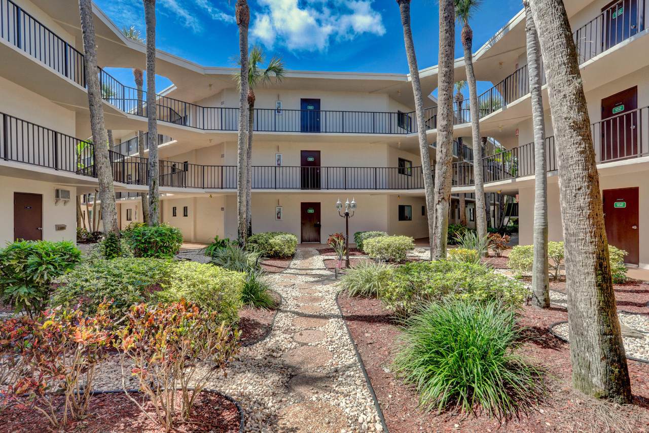 5160 Las Verdes Circle - Photo 1