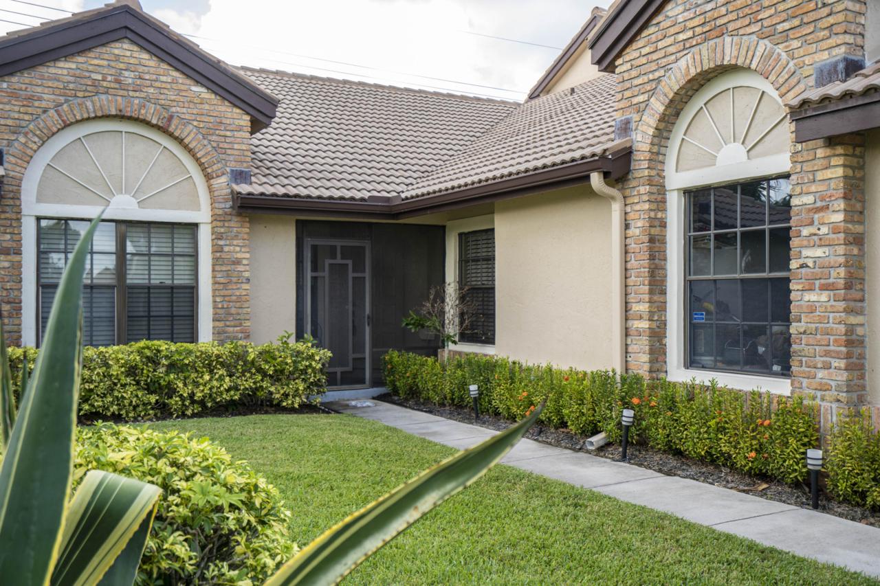 7195 Le Chalet Boulevard - Photo 1