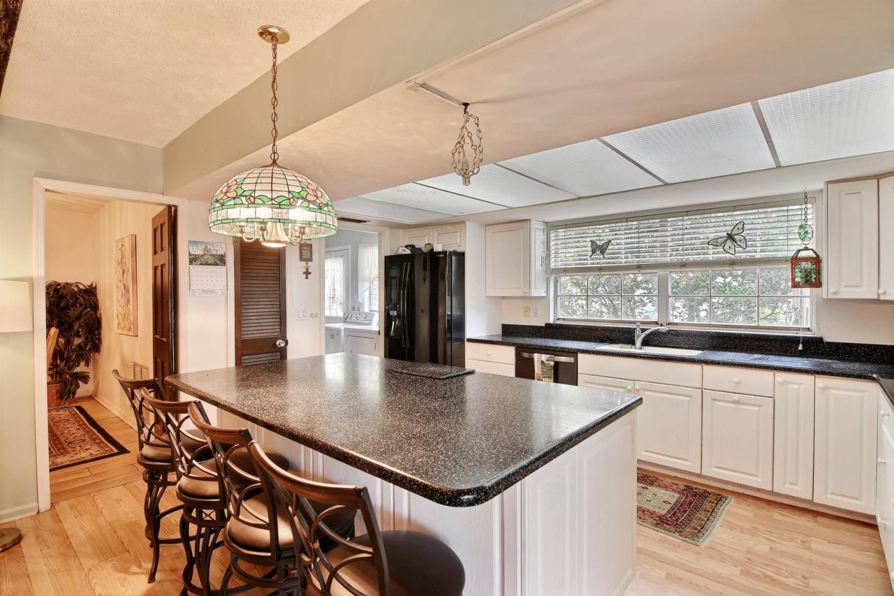 1336 42 Avenue - Photo 1
