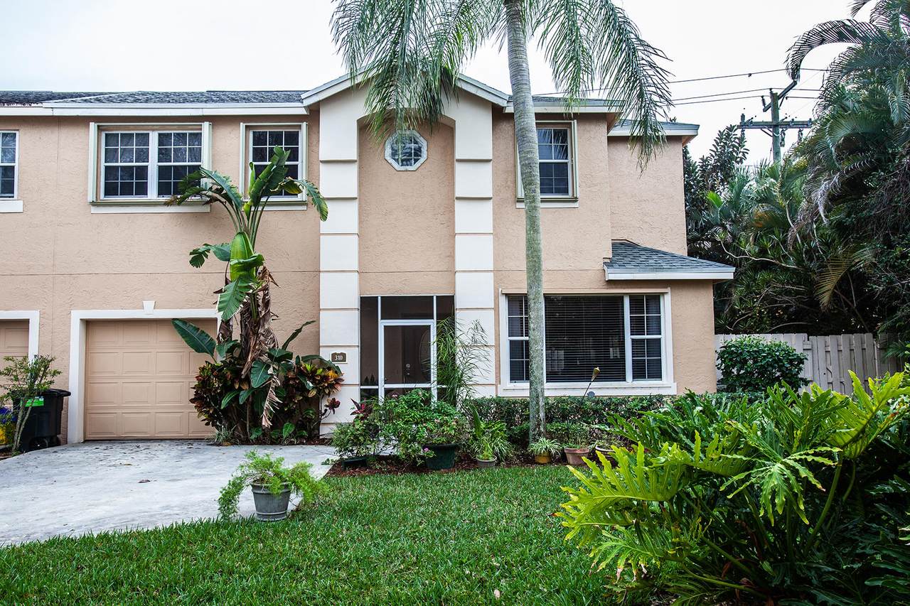 310 Laurel Oaks Way - Photo 1