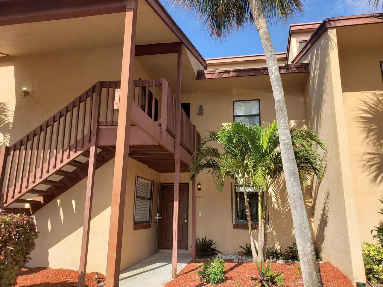 1403 Lakeview Drive - Photo 1