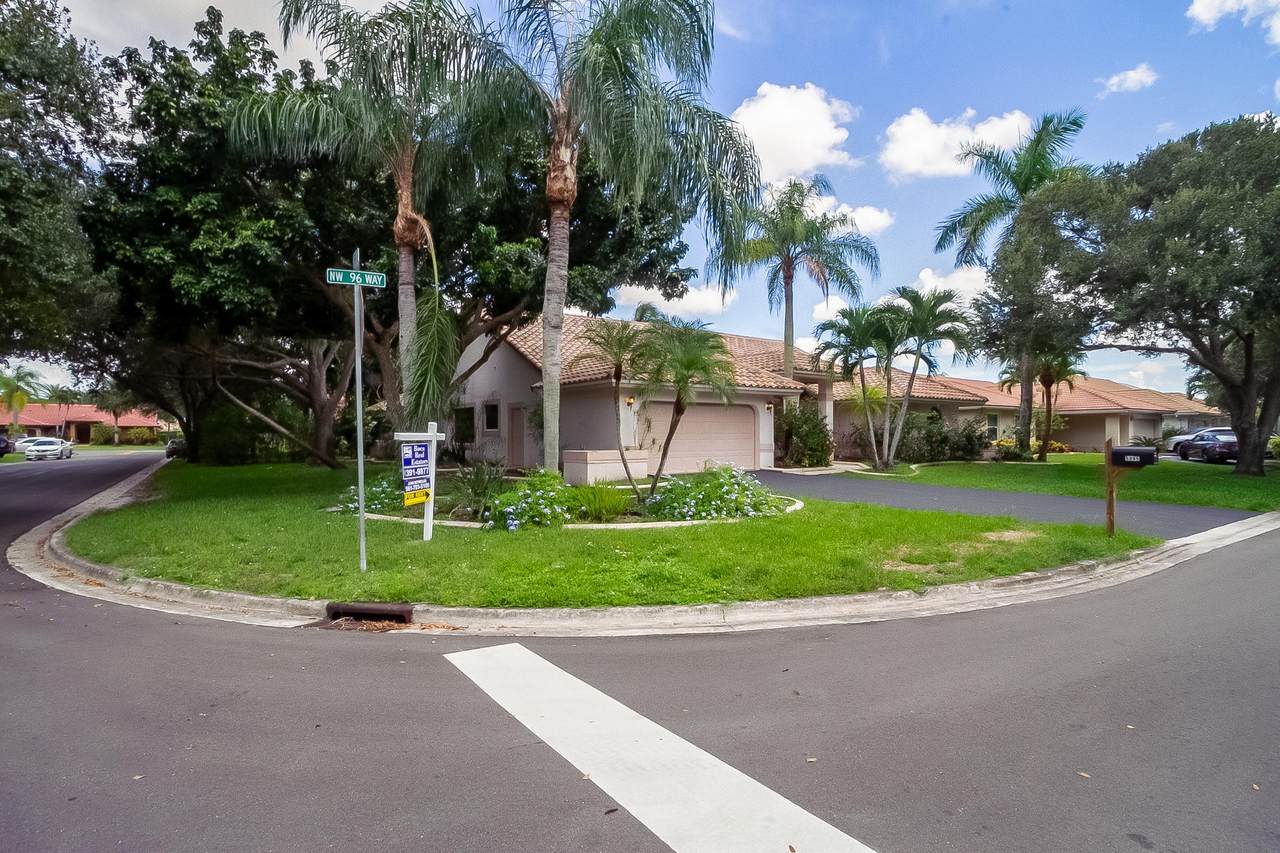 5095 96th Way - Photo 1