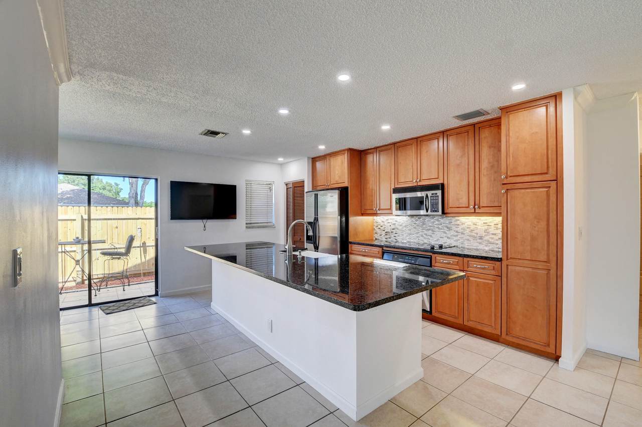 206 1st Circle - Photo 1
