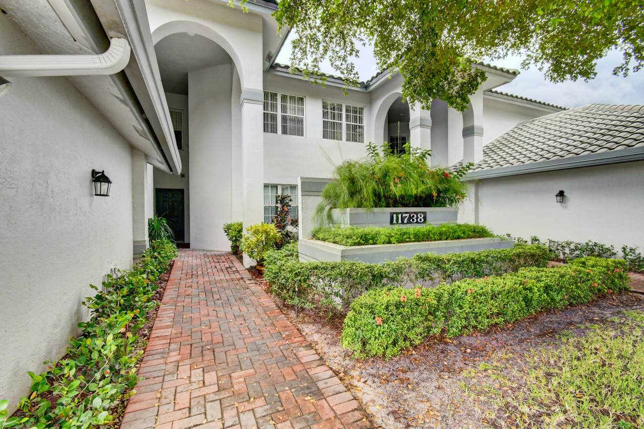 11738 Briarwood Circle - Photo 1