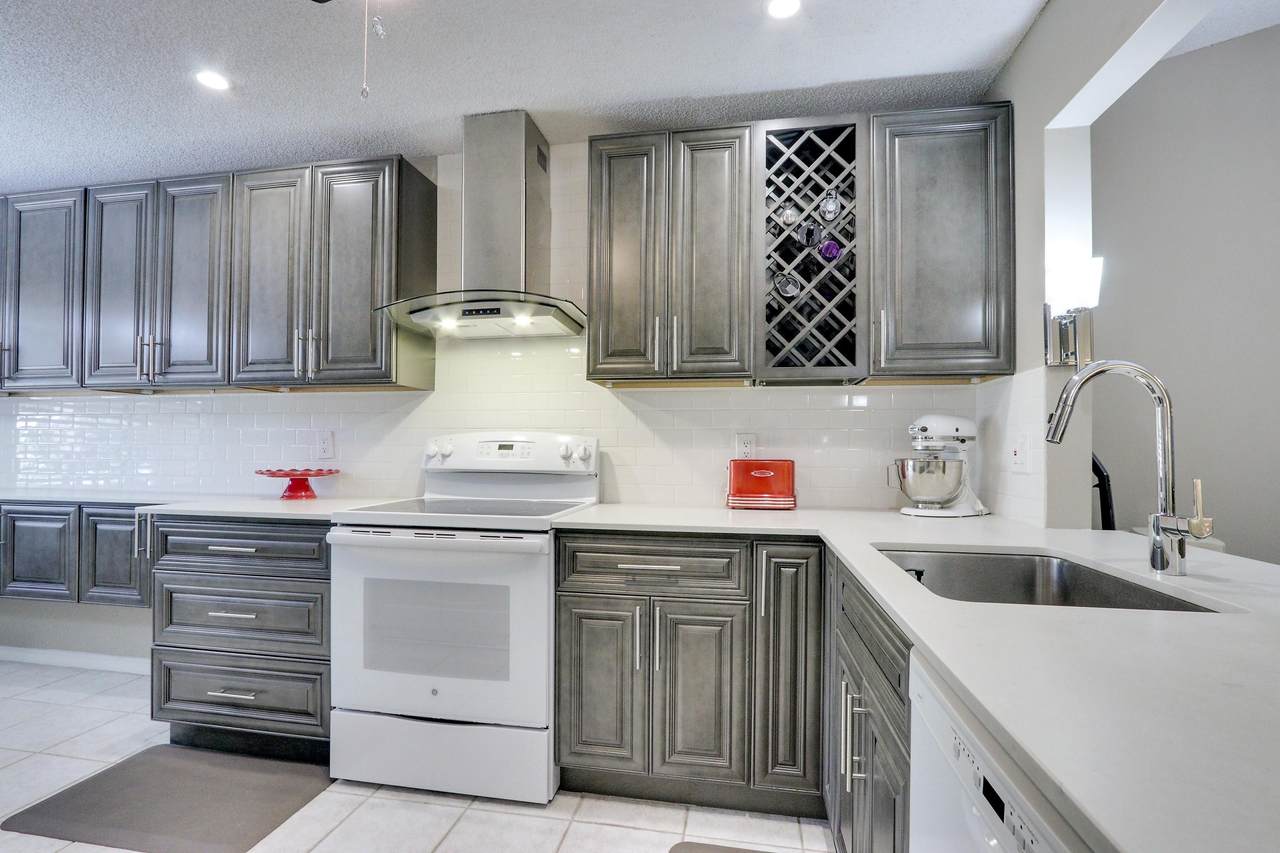 10082 Shadywood Place - Photo 1