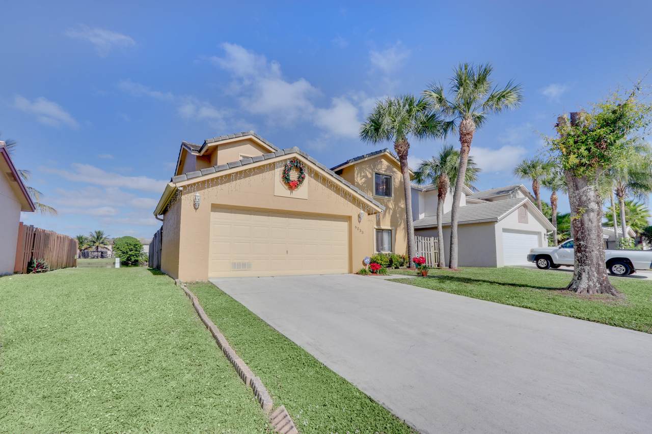 6035 Strawberry Lakes Circle - Photo 1