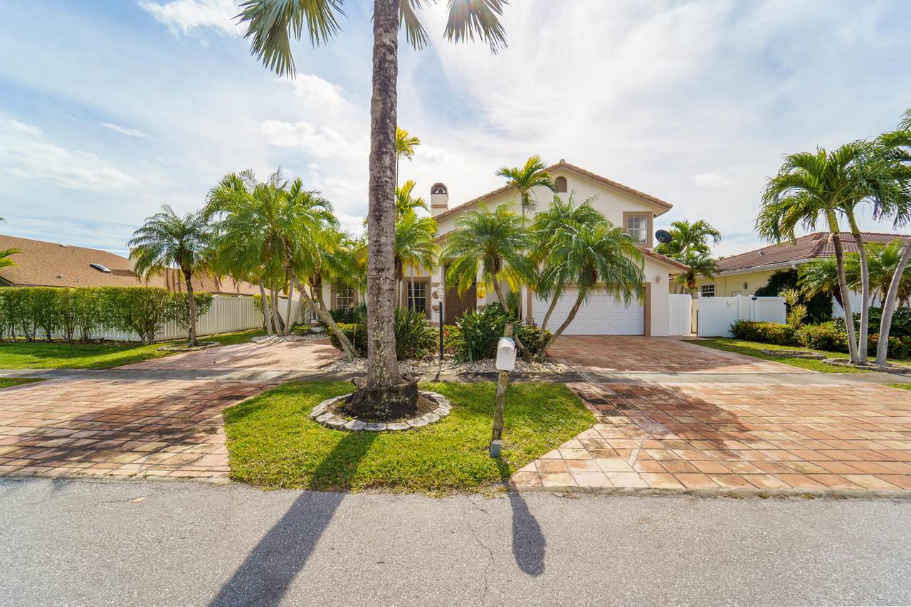 372 Rosewood Circle - Photo 1