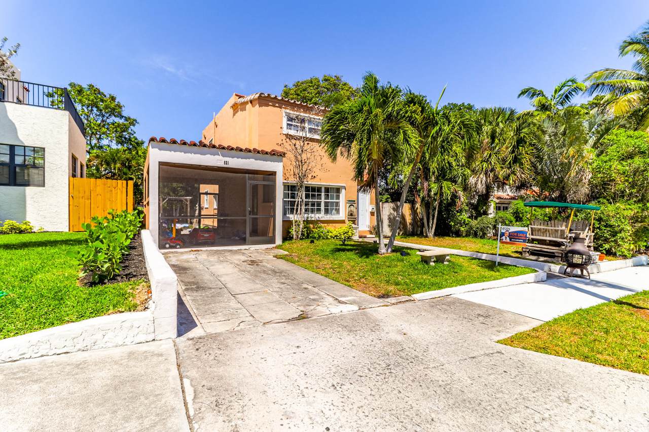 821 38th Street - Photo 1