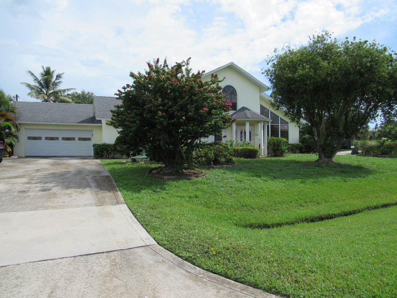 843 Thornhill Drive - Photo 1