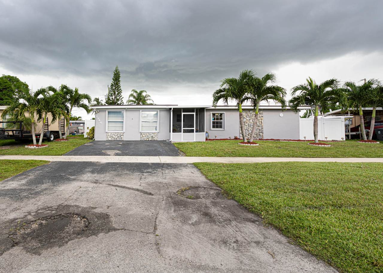 1944 Sherwood Forest Boulevard - Photo 1